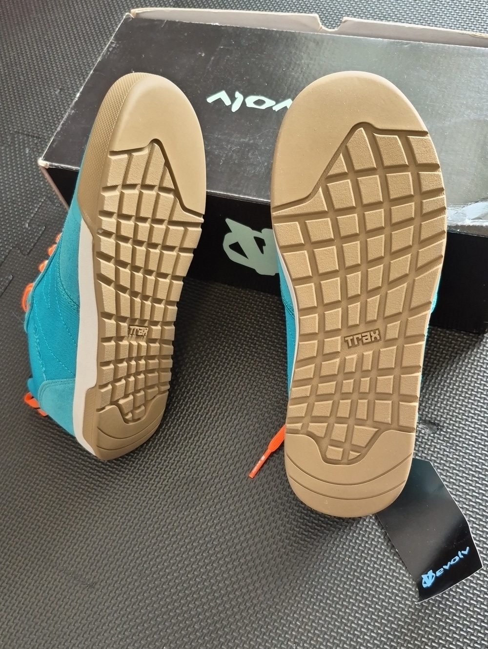 NWT - EVOLV REBEL Performance Lifestyle Running Shoe - 6/7 - Picture 5 of 9